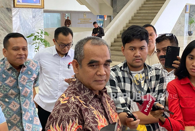 Sekretaris Jenderal Partai Gerindra, Ahmad Muzani mengungkapkan syarat untuk menjadi menteri dalam kabinet Prabowo Subianto-Gibran Rakabuming Raka, di Gedung Nusantara III, Kompleks Parlemen, Jakarta, Kamis (18/4/2024). 