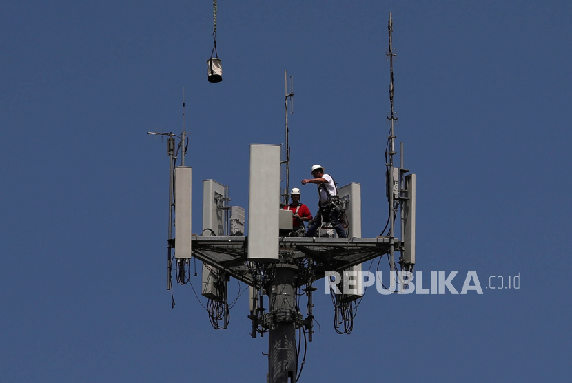  Pekerja memasang peralatan telekomunikasi (ilustrasi). Pada 2020 menjadi tahun yang penuh tantangan bagi industri telekomunikasi Indonesia.