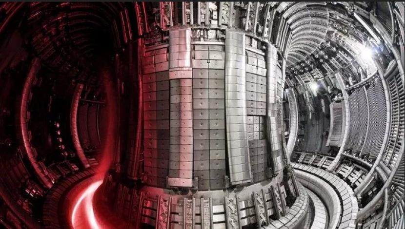 .Reaktor fusi nuklir yang disebut Tokamak.