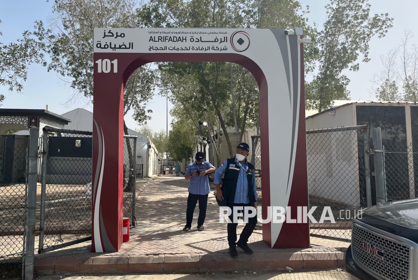 Personel Panitia Penyelenggara Ibadah Haji (PPIH) melintas di pintu gerbang kawasan tenda yang akan digunakan jamaah calon haji Indonesia untuk Wukuf di Arafah, Makkah, Arab Saudi, Kamis (15/5/2025). PPIH Arab Saudi mengecek kesiapan fasilitas bagi jamaah calon Indonesia yang akan digunakan selama puncak haji di Arafah, Muzdalifah dan Mina guna memberikan kenyamanan bagi jamaah.