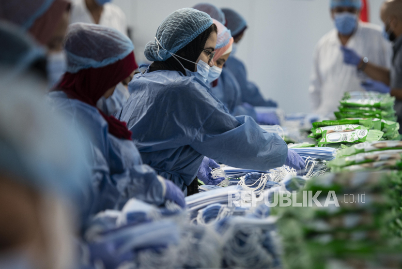  Pekerja di sebuah pabrik yang memproduksi masker bedah, di Kairo, Mesir, 14 Juni 2020. Ilustrasi.
