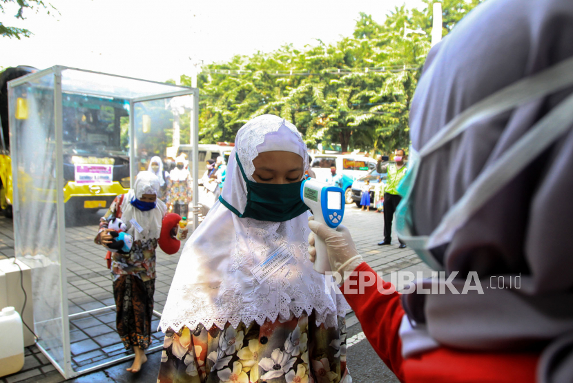  Tes kesehatan santri Amanatul Ummah upaya cegah Covid-19. Ilustrasi pemeriksaan kesehatan santri di Alun-Alun Sidoarjo.