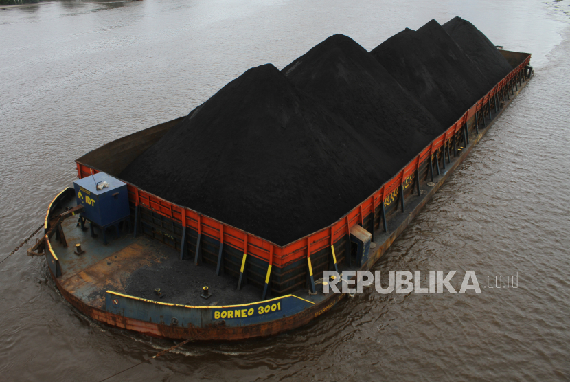 Kapal tongkang pengangkut batu bara melintas di Sungai Barito, Kabupaten Barito Kuala, Kalimantan Selatan, Kamis (5/1/2023). Realisasi investasi di sektor energi dan sumber daya mineral (ESDM) pada tahun 2022 tak mencapai target.