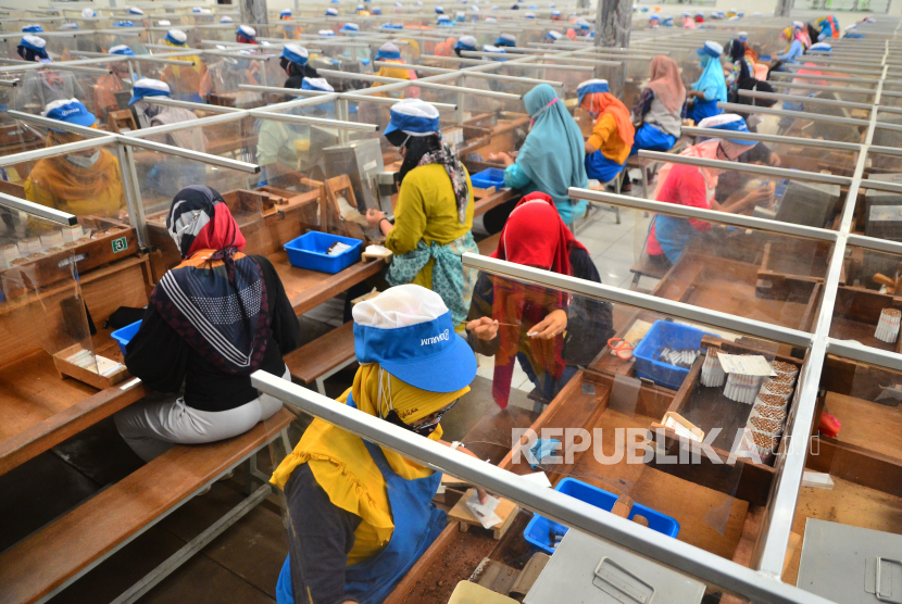 Pekerja memproduksi rokok Sigaret Kretek Tangan (SKT) di salah satu pabrik rokok di Kudus, Jawa Tengah, Rabu (15/9/2021). 