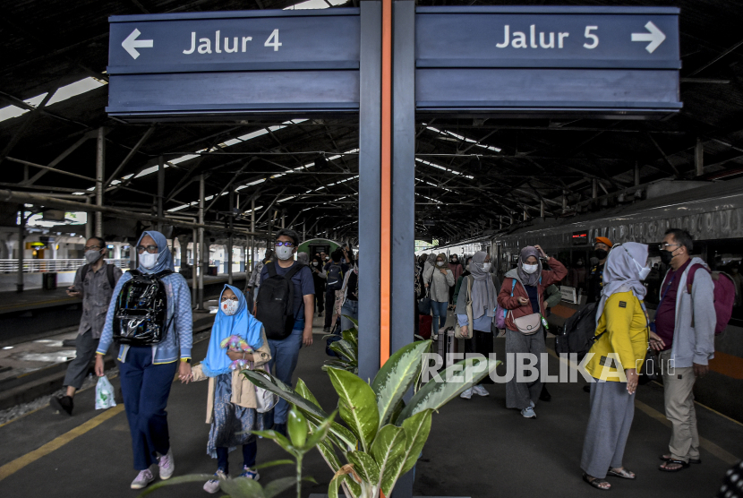 Sejumlah penumpang turun dari kereta api di Stasiun Bandung, Kota Bandung, Jumat (23/12/2022). PT Kereta Api Indonesia Daop 2 Bandung mengoperasikan 22 perjalanan kereta api reguler dan dua kereta api tambahan selama masa angkutan Natal 2022 dan Tahun Baru 2023 (Nataru). Hingga saat ini, sebanyak 91.678 tiket kereta api telah terjual dari 214.887 tiket yang disiapkan. Republika/Abdan Syakura