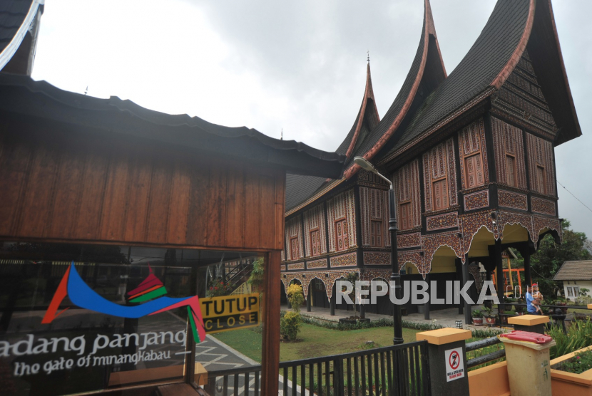 Pengunjung melintas di halaman Pusat Dokumentasi dan Informasi Kebudayaan Minangkabau (PDIKM) yang ditutup di Padangpanjang, Sumatra Barat. Objek wisata Padang Panjang dibuka setelah penerapan PSBB berakhir pada 29 Mei. Ilustrasi. 