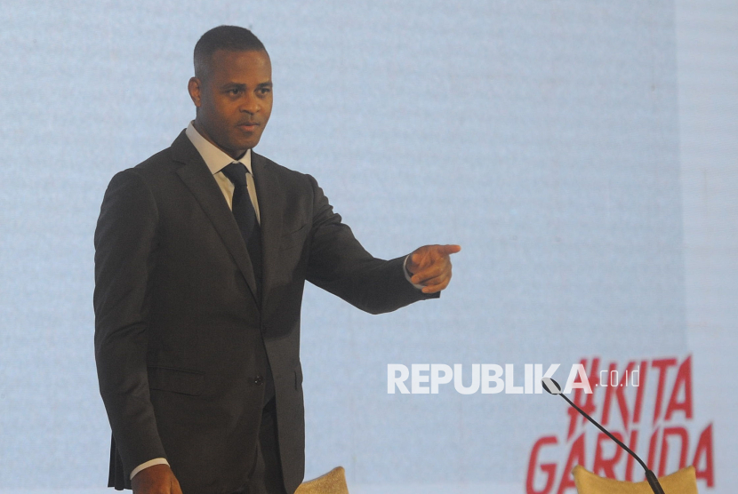 Pelatih Kepala Baru Timnas Indonesia Patrick Kluivert bersiap konferensi pers pengenalan Tim Pelatih Timnas Indonesia di Jakarta, Ahad (12/1/2025). PSSI resmi menunjuk Patrick Kluivert sebagai pelatih tim nasional (Timnas) Indonesia menggantikan pelatih asal Korea Selatan Shin Tae-yong. Kluivert akan dibantu dengan sejumlah asisten pelatih dari Belanda, yaitu Alex Pastoor dan Denny Landzaat.