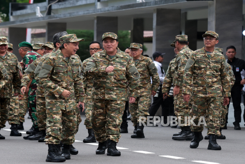 Menteri BUMN Erick Thohir berjalan bersama untuk mengikuti acara Parade Senja dalam rangka acara kegiatan rapat kerja dan retret Kabinet Merah Putih 2024-2029 di Lapangan Pancasila, Akademi Militer (Akmil) Magelang, Jawa Tengah, Jumat (25/10/2024). Parade Senja yang menjadi rangkaian dalam pembekalan Kabinet Merah Putih tersebut digelar untuk mengingatkan jasa para pahlawan yang berjuang dalam kemerdekaan dan menjaga kedaulatan Negara Kesatuan Republik Indonesia. 