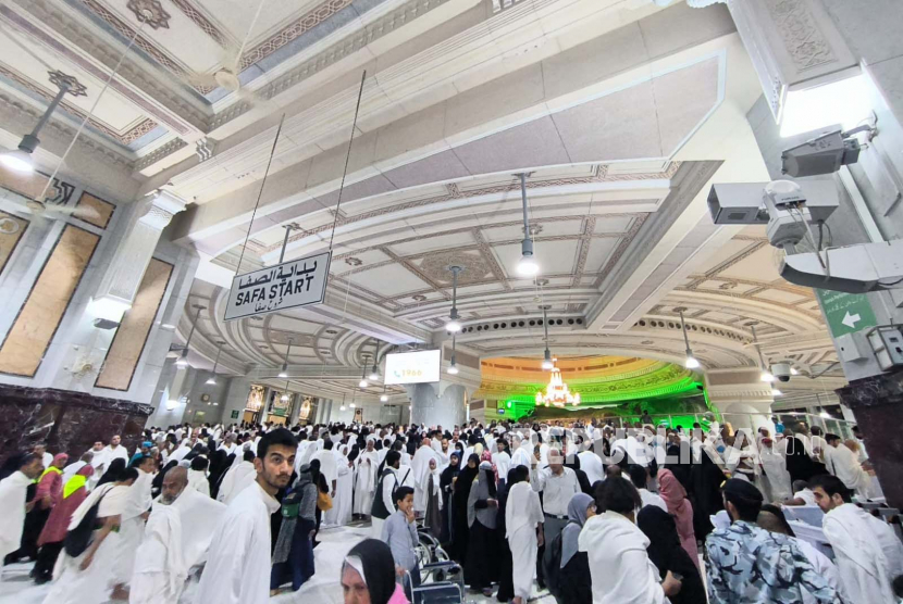 Jamaah haji dari berbagai negara sedang melaksanakan sa'i yang dimulai dari bukit Safa di Masjidil Haram, Makkah, Arab Saudi, pada Selasa (18/9/2023) malam waktu Arab Saudi. 
