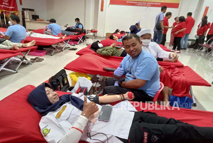 (ILUSTRASI) Aksi donor darah di Sekretariat Inti Sukabumi, Danalaga Square, Kota Sukabumi, Jawa Barat.
