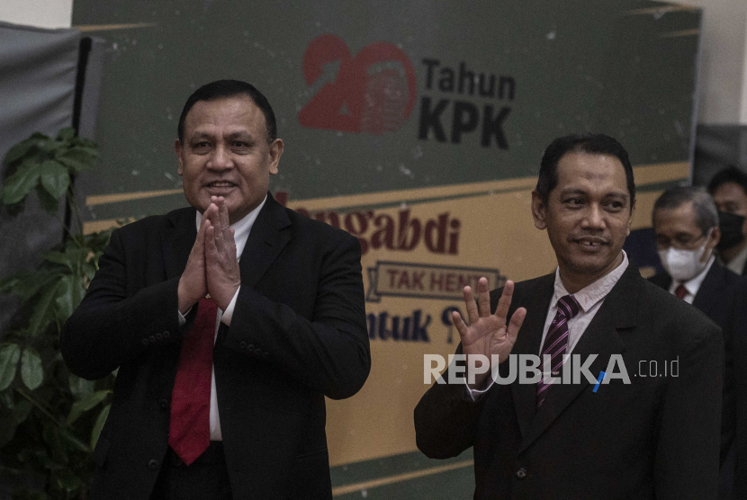 Ketua KPK Firli Bahuri (kiri) bersama Wakil Ketua KPK Nurul Ghufron (kanan). Masa jabatan Firli Bahuri cs diperpanjang hingga 2024 menyusul putusan MK. (ilustrasi)