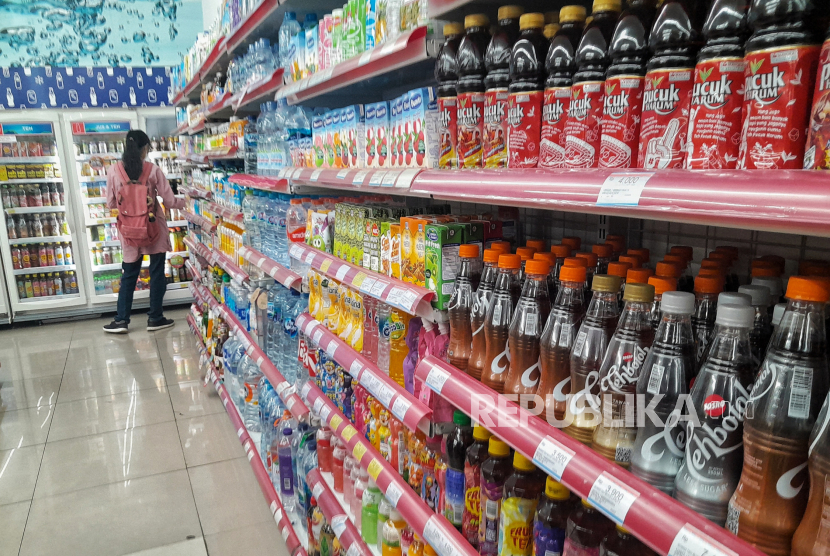 Aneka minuman kemasan dipajang di rak supermarket. Minuman manis berkontribusi pada tingginya asupan gula masyarakat. Jika berlebih, itu dapat memicu obesitas.