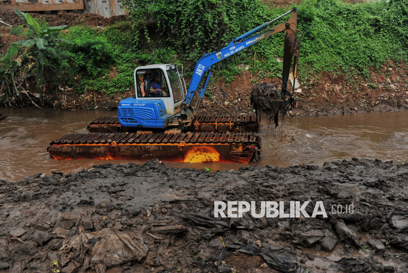 Petugas mengoperasikan alat berat untuk pengerukan lumpur Kali Krukut di kawasan Cilandak Timur, Jakarta, Jumat (21/2/2025). Di hari pertama kerja pascapelantikan, Wakil Gubenur DKI Jakarta Rano Karno langsung melakukan tinjauan pengerukan lumpur di Kali Krukut Jakarta Selatan dan Kali Mookeervart di Jakarta Barat. Pengerukan lumpur merupakan salah satu program prioritas Pramono-Rano di 100 hari kerja mengingat, banjir merupakan salah satu persoalan di Jakarta yang tak kunjung selesai.