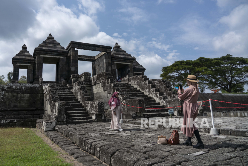 Wisatawan mengunjungi Kompleks Taman Wisata Candi Keraton Ratu Boko di Prambanan, Sleman, DI Yogyakarta, Jumat (3/7/2020).