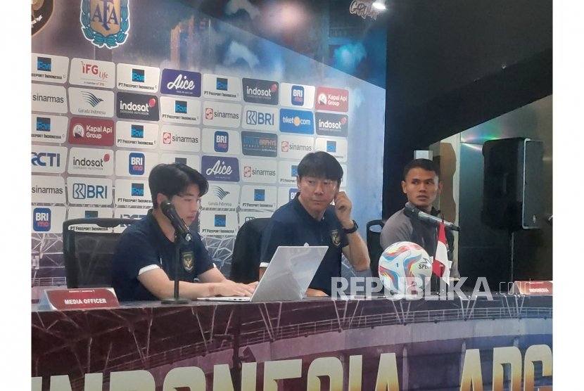 Pelatih timnas Indonesia Shin Tae-yong (tengah) dalam konferensi pers jelang lawan Argentina dalam laga FIFA Matchday di Stadion Utama Gelora Bung Karno, Ahad (18/6/2023).