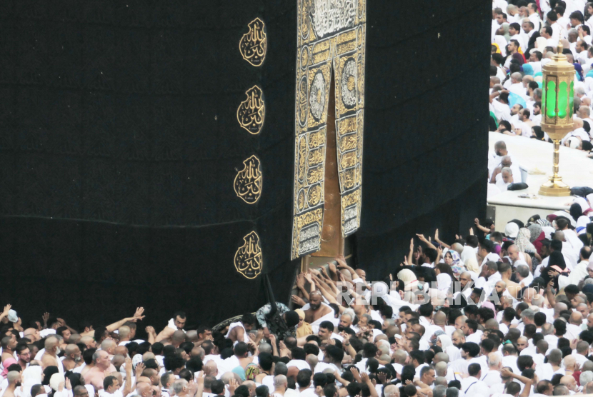 Umat muslim melakukan tawaf di Masjidill Haram, Makkah, (22/2/2023)