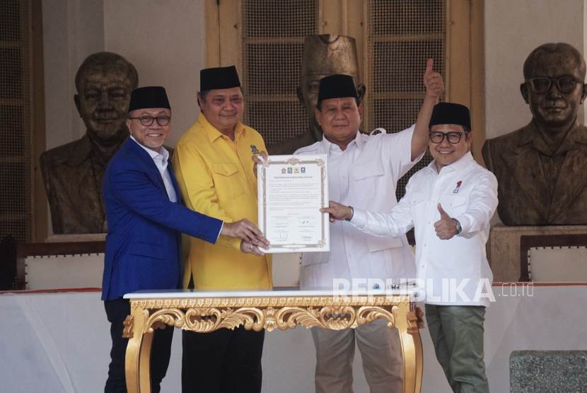 Ketua Umum Partai Amanat Nasional (PAN) Zulkifli Hasan, Ketua Umum Partai Golkar Airlangga Hartarto, Ketua Umum Partai Gerindra Prabowo Subianto dan Ketua Umum Partai Kebangkitan Bangsa (PKB) Muhaimin Iskandar (dari kiri) menunjukan nota deklarasi dukungan Pilpres 2024 di Museum Perumusan Naskah Proklamasi, Jakarta, Ahad (13/8/2023). Partai Golkar, Partai Amanat Nasional (PAN), dan Partai Kebangkitan Bangsa (PKB) berkoalisi bersama Partai Gerindra sekaligus mendeklarasikan Prabowo Subianto sebagai calon presiden pada Pemilu 2024