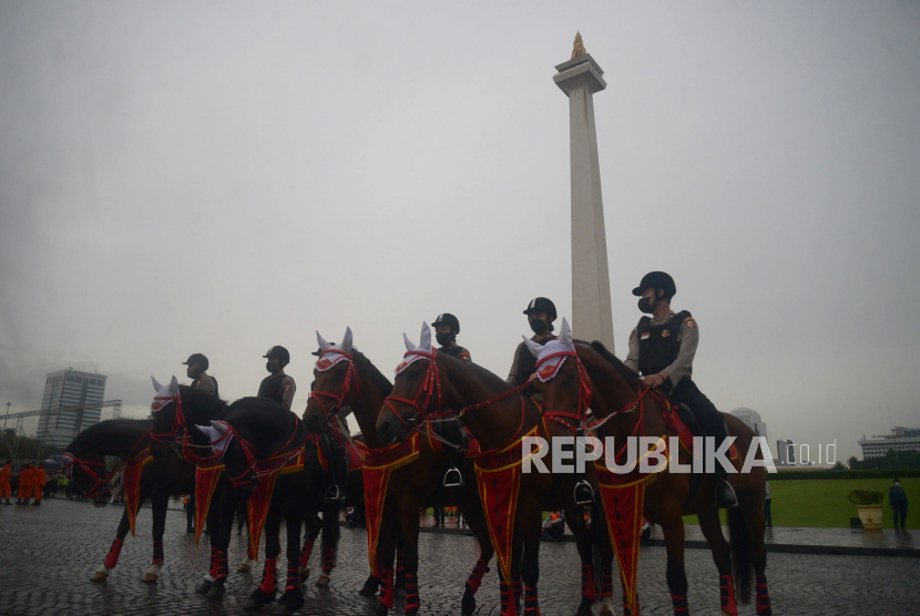 Sejumlah anggota kepolisian mengikuti apel gelar pasukan di Silang Monas, Jakarta (ilustrasi) 