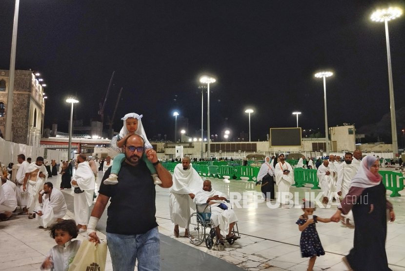 Suasana di Kawasan Masjidil Haram, Mekah, Arab Saudi, Sabtu (29/4/2023). Masjidil Haram adalah sebuah masjid di kota Mekkah, yang dipandang sebagai tempat istimewa bagi umat Islam dan merupakan tujuan utama dalam ibadah haji dan umroh. Masjid ini dibangun mengelilingi Ka