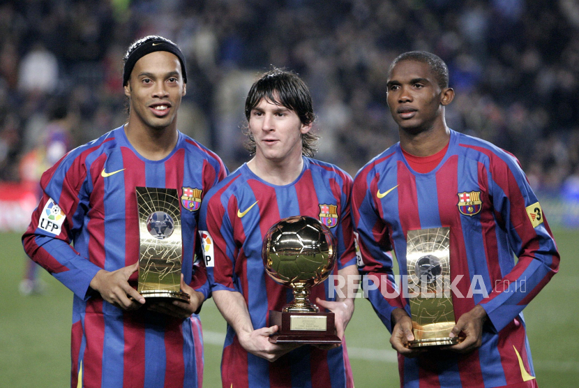 Ronaldinho (kiri) bersama Lionel Messi (tengah) ketika sama-sama membela Barcelona.