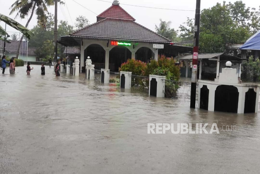 Banjir terjadi imbas hujan yang disertai angin kencang di wilayah Kabupaten Sleman, Daerah Istimewa Yogyakarta (DIY), Rabu (31/1/2024).
