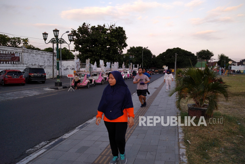 Kota Yogyakarta berhasil mengatasi penularan Covid-19. Warga berolahraga saat sore di Alun Alun Selatan Yogyakarta, Selasa (7/7).  