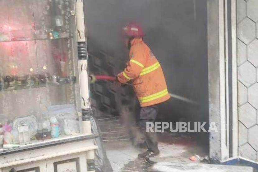 Petugas berupaya memadamkan kebakaran di rumah warga Perum Griya Setia Asri, Kelurahan Setiamulya, Kecamatan Tamansari, Kota Tasikmalaya, Jawa Barat, Ahad (12/11/2023).