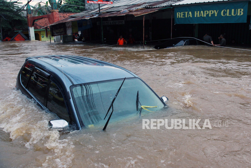 Mobil terendam banjir di perumahan Ciledug Indah 1, Tangerang, Banten, Rabu (1/1/2020). Banjir yang merendam perumahan tersebut akibat meluapnya Kali Angke. ANTARA FOTO/Muhammad Iqbal/aww.