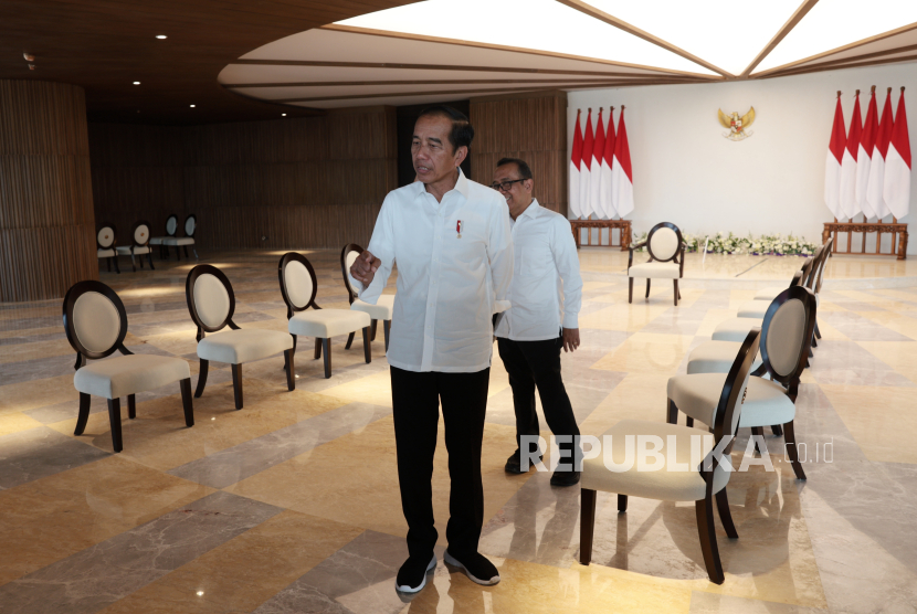 Presiden Joko Widodo bersama Menteri Sekretaris Negara (Mensesneg) Pratikno meninjau salah satu ruangan saat perdana berkantor di kompleks Kantor Presiden, Ibu Kota Nusantara (IKN), Senin (29/7/2024). Pada hari perdana berkantor di IKN, Presiden memimpin rapat dengan jajaran Otorita IKN didampingi Mensesneg dan Menteri PUPR Basuki Hadimuljono, serta akan menerima Jajaran Forkompinda Kaltim.