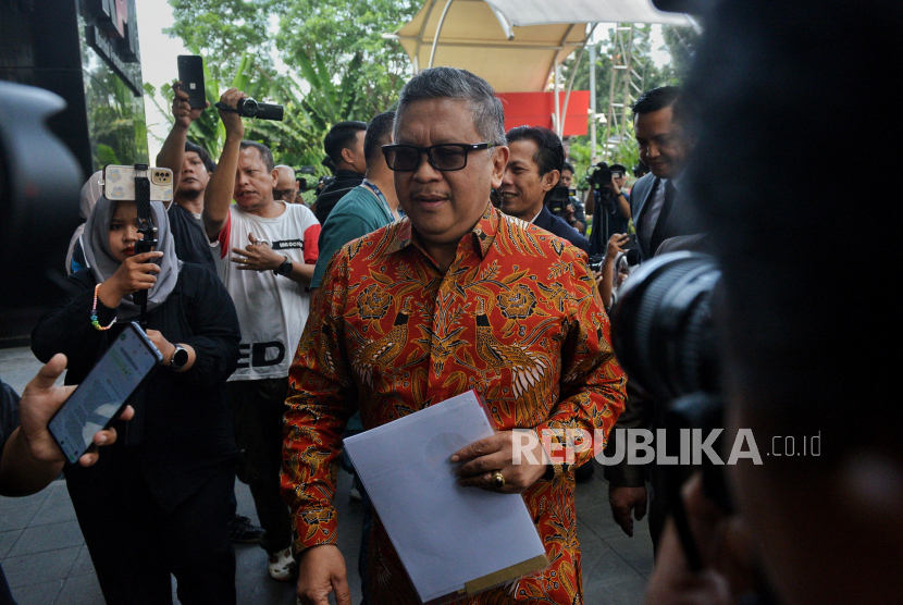 Sekjen PDI Perjuangan Hasto Kristiyanto tiba memenuhi panggilan KPK diperiksa sebagai saksi untuk tersangka Harun Masiku, di Gedung Merah Putih KPK, Jakarta, Senin (10/6/2024).