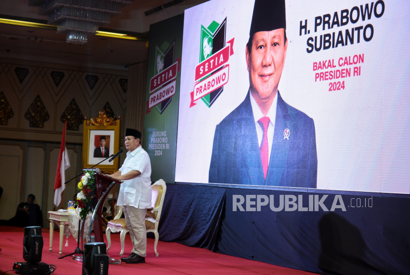 Bakal Calon Presiden Prabowo Subianto menyampaikan pidato politiknya saat menghadiri acara deklarasi dukungan Relawan Setia Prabowo di Jakarta, Sabtu (7/10/2023). 