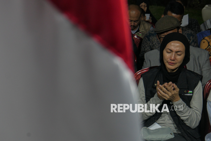 Relawan Indonesia Global Peace Convoy (IGPC) melakukan doa bersama dengan Kedutaan Besar Indonesia untuk Tuniasa Zuhairi Misraya di Wisma Duta Besar Indonesia untuk Tunisia Lac I, Tunisia (5/9/2025). Doa bersama digelar dalam rangka silaturahmi sekaligus mendoakan warga Palestina dan relawan dari delegasi Indonesia yang akan melakukan pelayaran dalam misi kemanusian bersama Global Sumud Flotilla dalam menembus blokade Gaza.