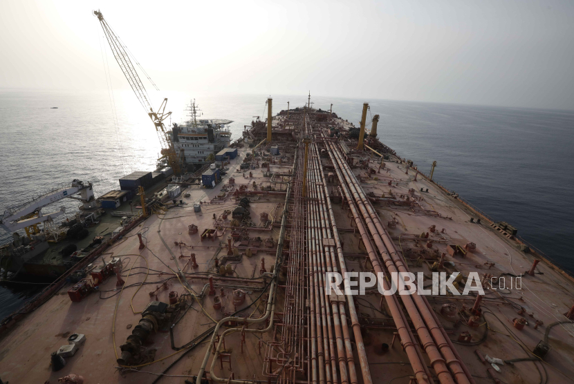A view on the decaying FSO Safer supertanker moored in the Red Sea off the coast of the western Hodeidah province, Yemen, 15 July 2023 (issued 25 July 2023). The United Nations began on 25 July 2023 transferring 1.14 million barrels of crude oil from the decaying FSO Safer supertanker moored in the Red Sea into the replacement vessel Nautica, off Yemeni coast. The transfer of crude oil from the 47-year-old FSO Safer supertanker, stranded off Yemen’s Red Sea coast since 1988, is a UN-led operation to prevent a massive oil spill from the beleaguered vessel which has not undergone maintenance since Yemen