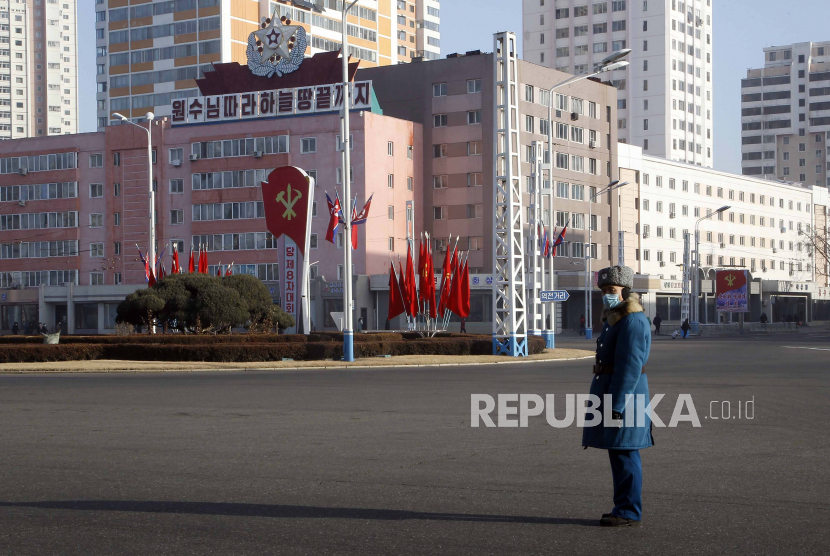 Seorang petugas lalu lintas berdiri dengan perhatian di sepanjang jalan utama Distrik Pusat di Pyongyang, Korea Utara, pada hari Rabu, 6 Januari 2021.