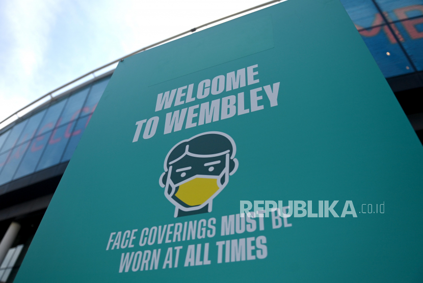 Pemberitahuan yang menganjurkan penggunaan masker di Stadion Wembley menjelang turnamen sepak bola UEFA Euro 2020 di London, Inggris, 08 Juni 2021. 
