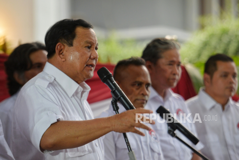 Bakal Calon Presiden Prabowo Subianto menyampaikan pidato politiknya usai melakukan pertemuan bersama Persaudaraan Aktivis 98 di kediamannya, Jalan Kertanegara, Jakarta, Rabu (11/10/2023). 