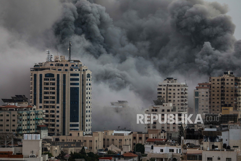 Asap mengepul menyusul serangan udara Israel di Kota Gaza, 09 Oktober 2023.