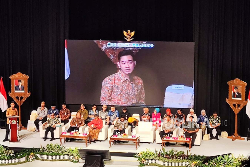 Wali Kota Solo Gibran Rakabuming Raka dalam acara Rembug Pembangunan Jawa Tengah 2024 di Taman Bale Kambang, Kota Solo, Kamis (30/5/2024).