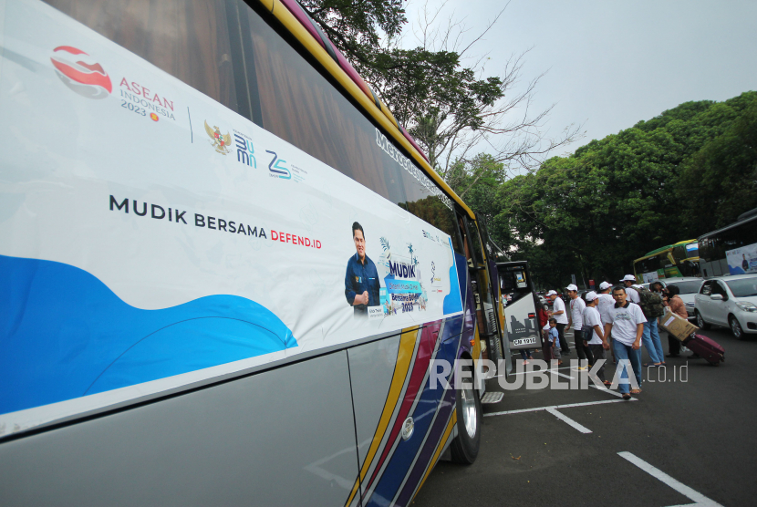 Peserta program mudik gratis bersiap diberangkatkan menggunakan bus di Plaza Balai Kota Bandung, Jawa Barat, Selasa (18/4/2023). 