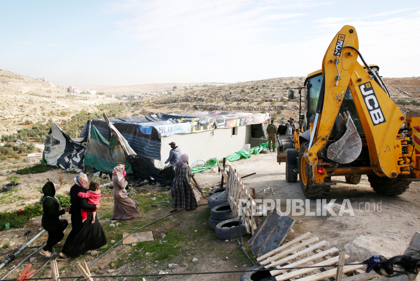  Polisi perbatasan Israel berjaga-jaga saat buldoser Israel menghancurkan sebuah rumah di kawasan Tepi Barat Masafer dekat Yatta, 25 November 2020. Israel secara rutin menghancurkan rumah-rumah warga Palestina di Tepi Barat dengan alasan hilangnya izin bangunan di daerah tersebut.