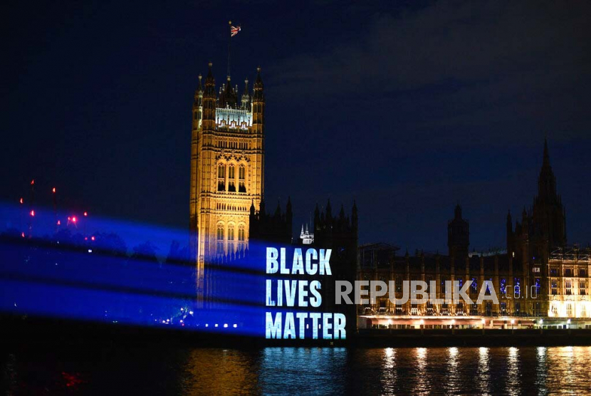 Tulisan Black Lives Matter diproyeksikan ke Gedung Parlemen, di London, Jumat (5/6). Tulisan tersebut sebagai aksi solidaritas warga di seluruh dunia atas kematian George Floyd dalam tanahan polisi di Menneapolis