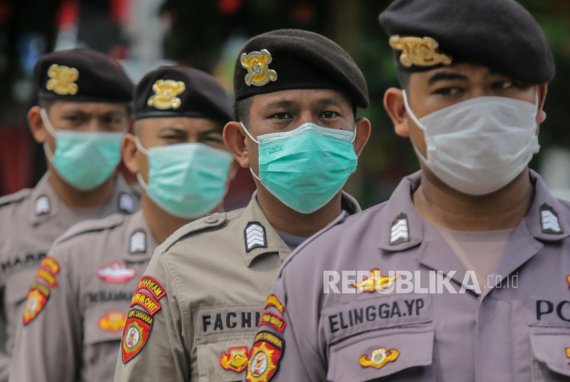 Anggota Polri mengenakan masker saat bertugas. (ilustrasi)
