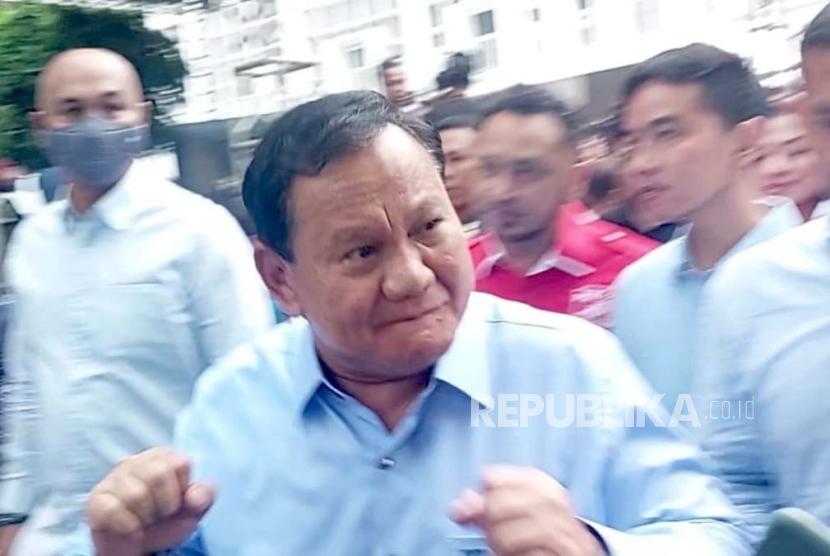 Momen capres nomor urut 2, Prabowo Subianto joget ketika ditanya soal cuti kampanye di Kantor KPU RI, Jakarta Pusat, Senin (27/11/2023). 