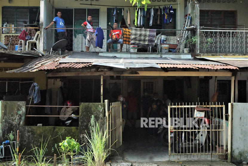 Sejumlah Tenaga Kerja Indonesia (TKI) pekerja konstruksi dari berbagai daerah di Jawa Timur berkumpul di rumah sewa mereka di Jalan Pasir Merah Batu 5 Klang Lama, Kuala Lumpur, Jumat (27/3/2020), selama Perintah Kawalan Pergerakan (MOC) mulai (18/3) hingga (14/4) untuk membatasi Covid-19. Para pekerja yang kesulitan bahan makanan dan keuangan tersebut sedikit terbantu setelah ada bantuan dari relawan Muhammadiyah yang didukung KBRI Kuala Lumpur. (ilustrasi)