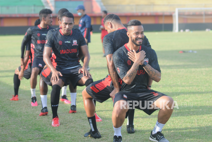 Para pemain Madura United berlatih (ilustrasi)