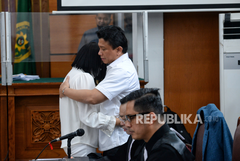 Terdakwa kasus dugaan pembunuhan berencana terhadap Brigadir Nofriansyah Yosua Hutabarat, Ferdy Sambo (kedua kiri) memeluk istrinya terdakwa Putri Candrawathi (kiri) saat sidang lanjutan di Pengadilan Negeri Jakarta Selatan, Jakarta, Selasa (8/11/2022). Jaksa penuntut umum (JPU) kembali menghadirkan asisten rumah tangga Ferdy Sambo dan Putri Candrawathi,  Susi bersama 9 orang lainnya untuk dimintai keterangan saksi dalam sidang perkara dugaan pembunuhan berencana terhadap Brigadir J. Republika/Thoudy Badai