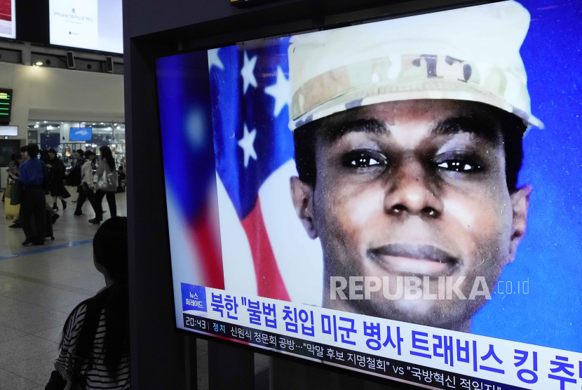 Layar TV menampilkan gambar file tentara Amerika Serikat Travis King selama program berita di Stasiun Kereta Api Seoul di Seoul, Korea Selatan, Rabu, 27 September 2023.