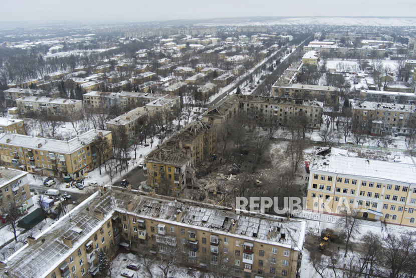 Foto udara gedung apartemen yang dihantam roket Rusia di Kramatorsk, Ukraina,  Kamis (2/2/2023).