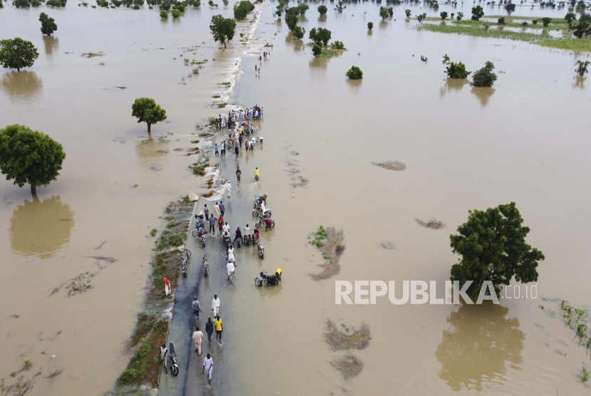 Banjir menggenangi rumah-rumah setelah hujan deras di Hadeja, Nigeria, Senin, 19 September 2022. Nigeria sedang berjuang melawan banjir terburuk dalam satu dekade dengan lebih dari 300 orang tewas pada 2021 termasuk sedikitnya 20 orang pekan ini, kata pihak berwenang kepada Associated Press, Senin.
