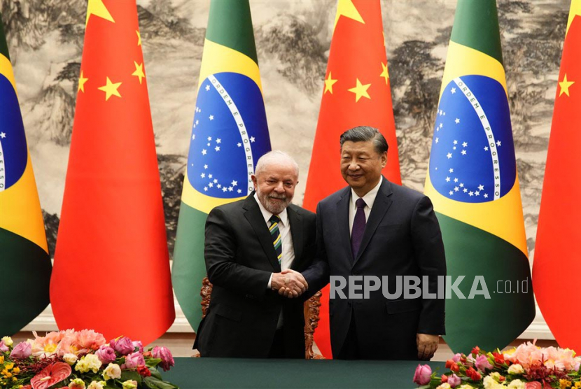 Presiden Brasil Luiz Inacio Lula da Silva (kiri) berjabat tangan dengan Presiden Tiongkok Xi Jinping setelah upacara penandatanganan yang diadakan di Aula Besar Rakyat di Beijing, Jumat (14/4/2023).